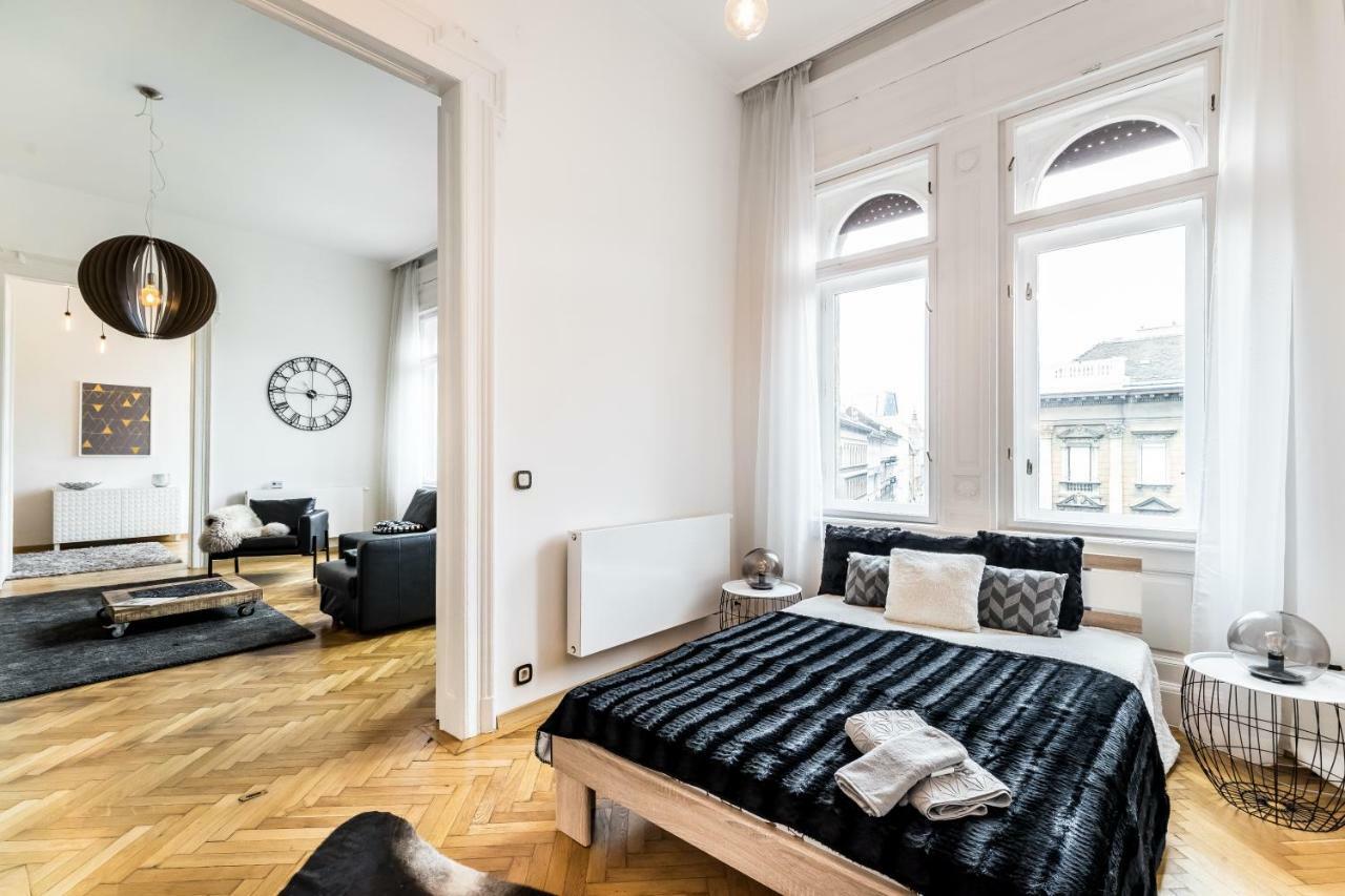 Bpr Luxe De Noir Et Blanc Apartment Budapest Eksteriør billede