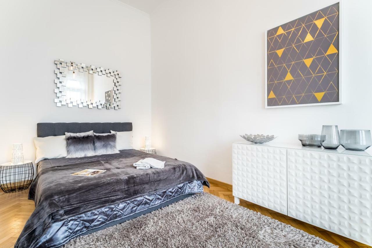 Bpr Luxe De Noir Et Blanc Apartment Budapest Eksteriør billede