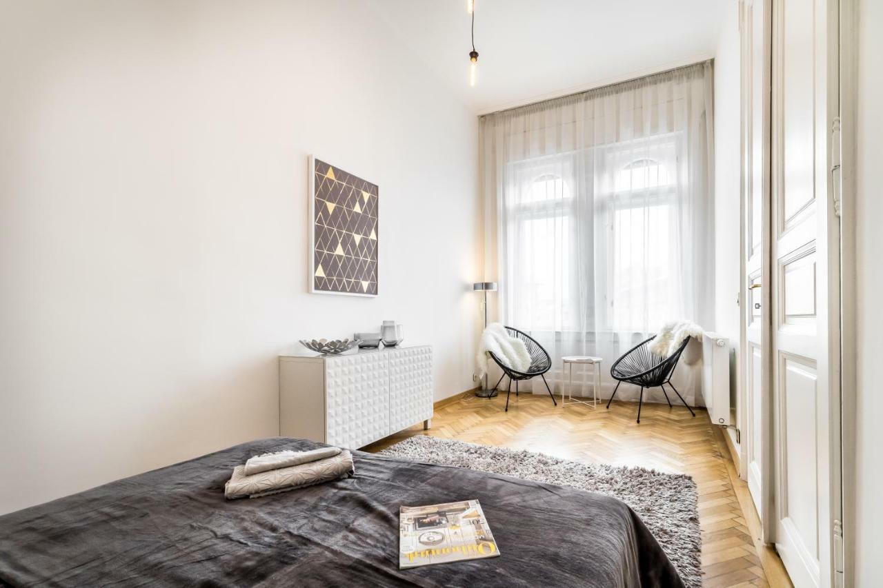 Bpr Luxe De Noir Et Blanc Apartment Budapest Eksteriør billede