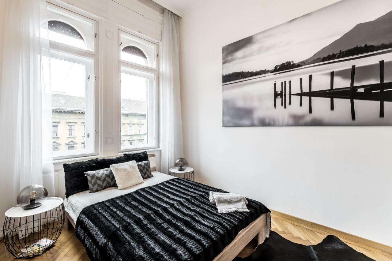 Bpr Luxe De Noir Et Blanc Apartment Budapest Eksteriør billede